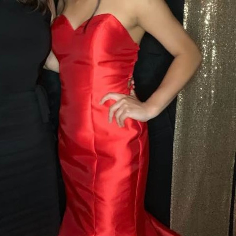 RED DRESS - Picture 3 of 4